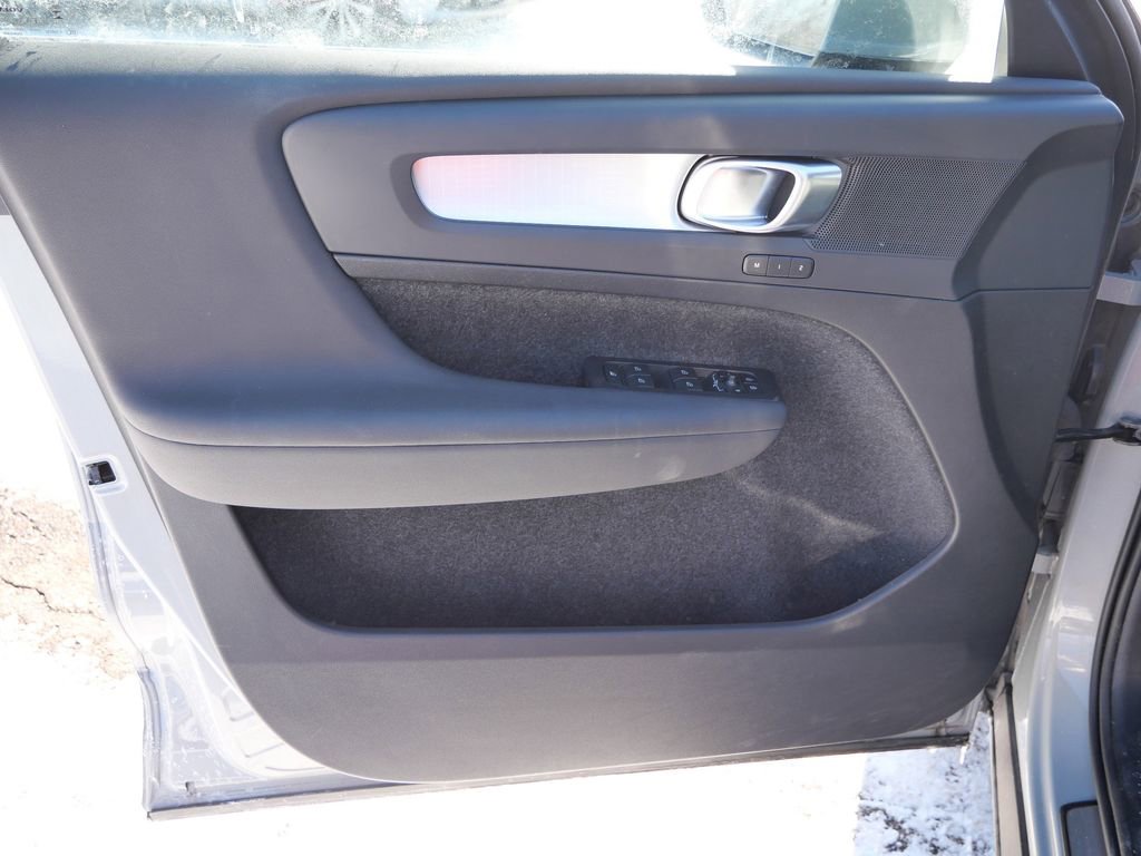 Used 2024 Volvo XC40 B5 Core image 28