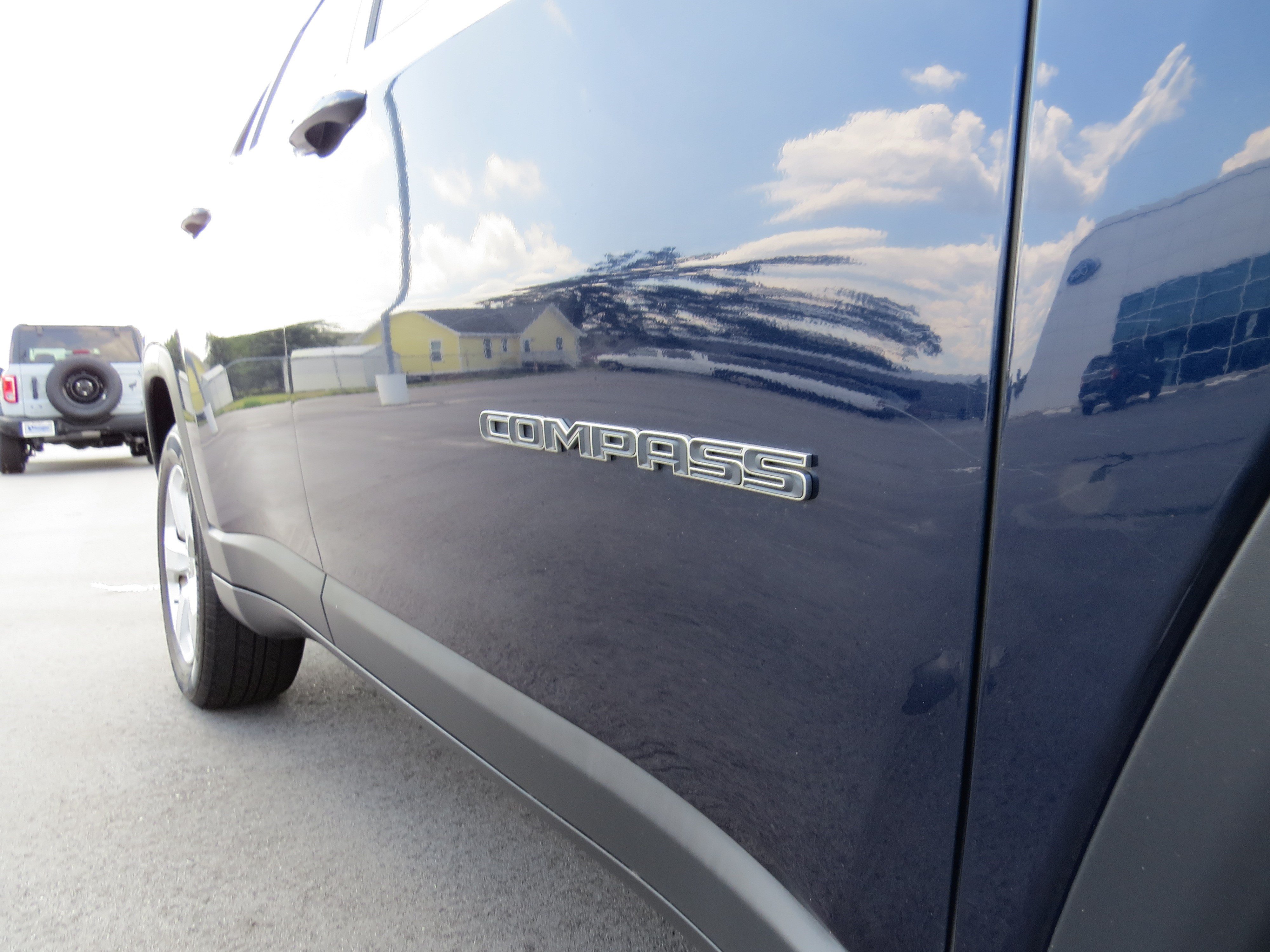 Used 2018 Jeep Compass Latitude w/ Popular Equipment Group AWD/4WD image 11