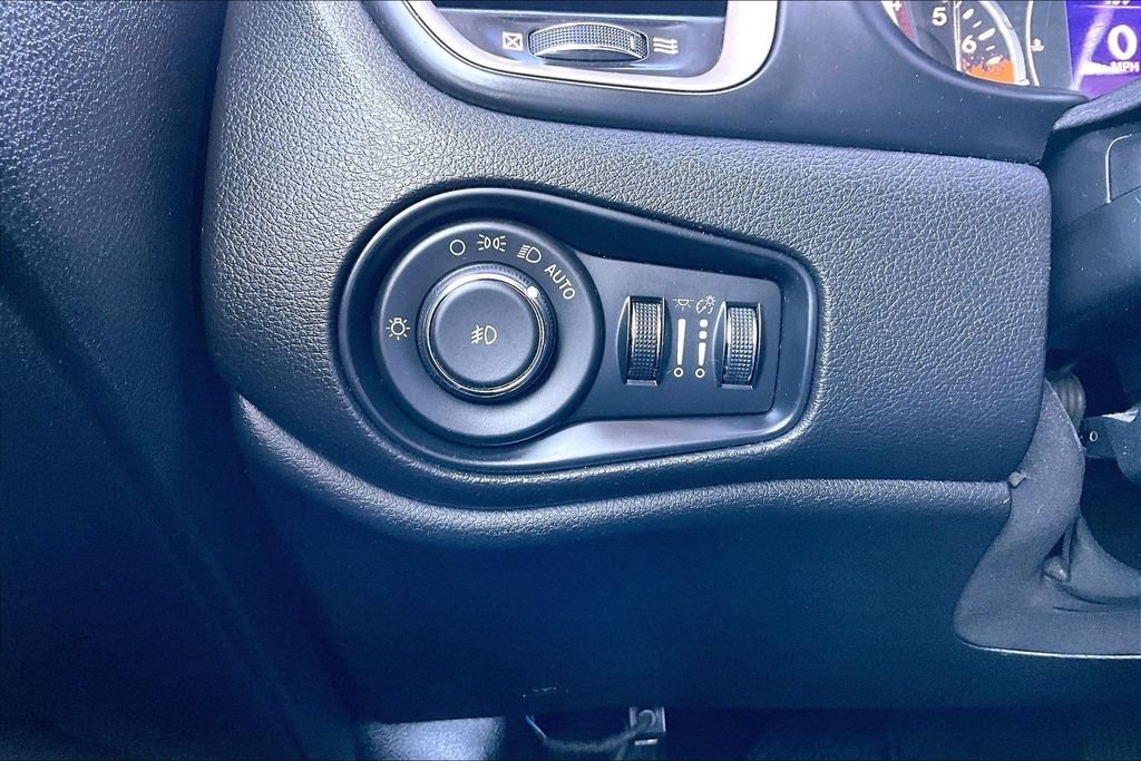 Used 2017 Jeep Renegade Latitude w/ Cold Weather Group AWD/4WD image 37