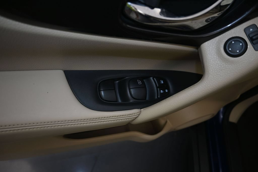Used 2019 Nissan Rogue SV w/ Premium Package FWD image 12