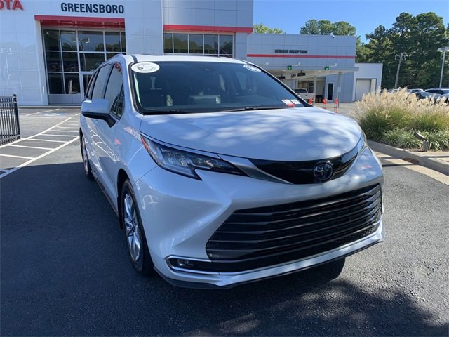 Certified 2023 Toyota Sienna Limited image 2