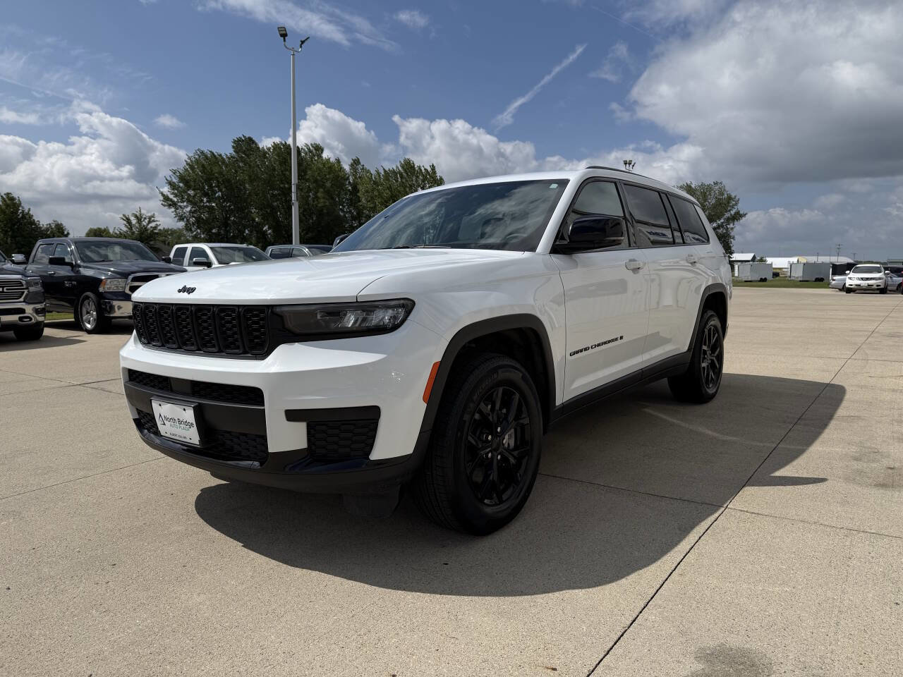 Used 2024 Jeep Grand Cherokee L Laredo image 2