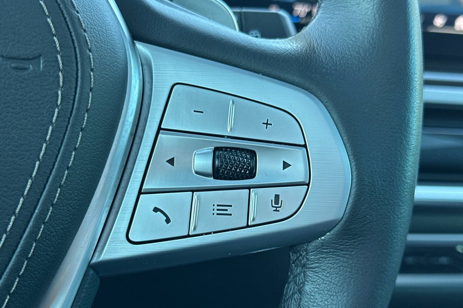 Used 2025 BMW X7 xDrive40i w/ Parking Assistance Package image 31