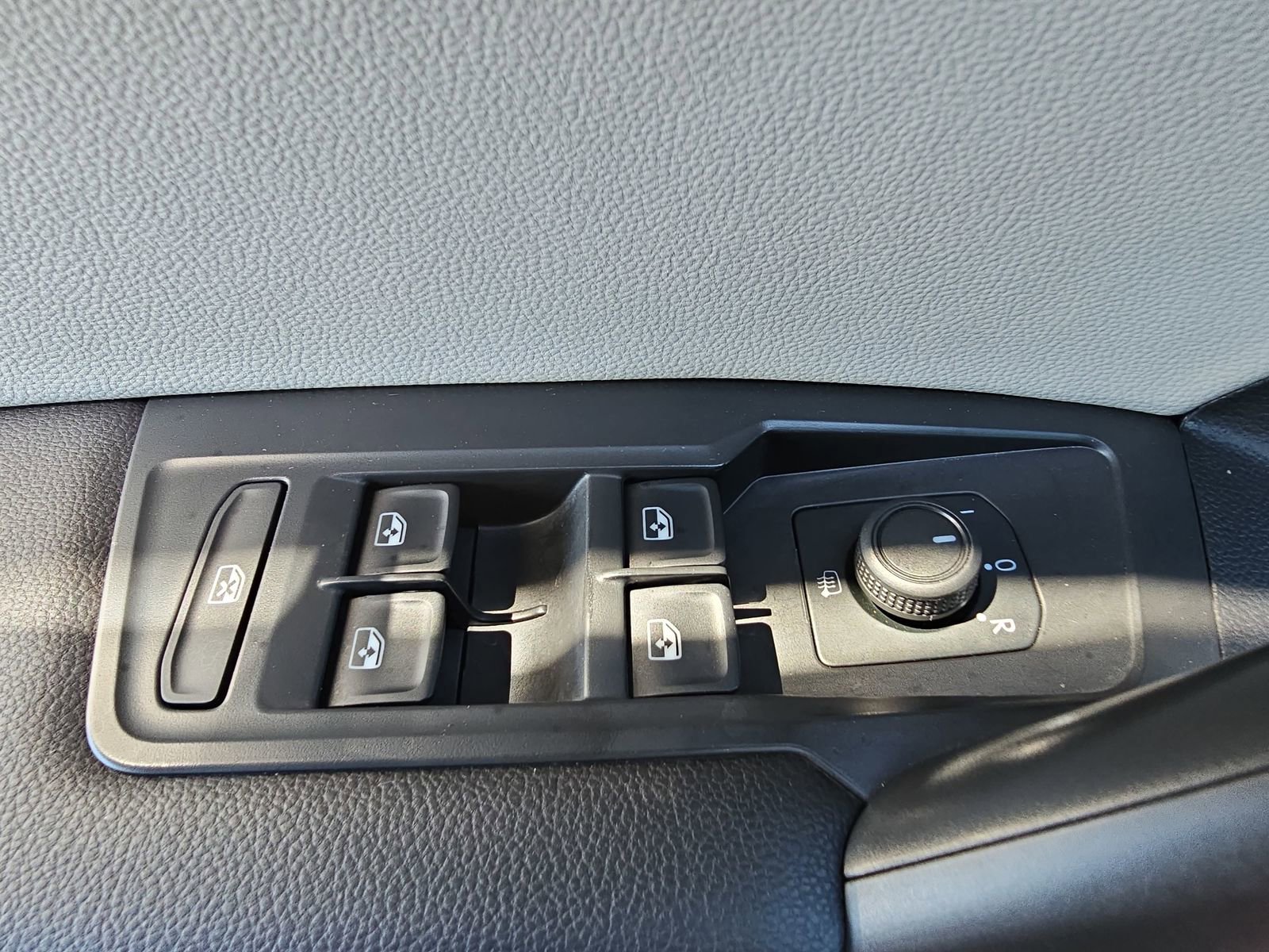 Used 2024 Volkswagen Tiguan S image 28