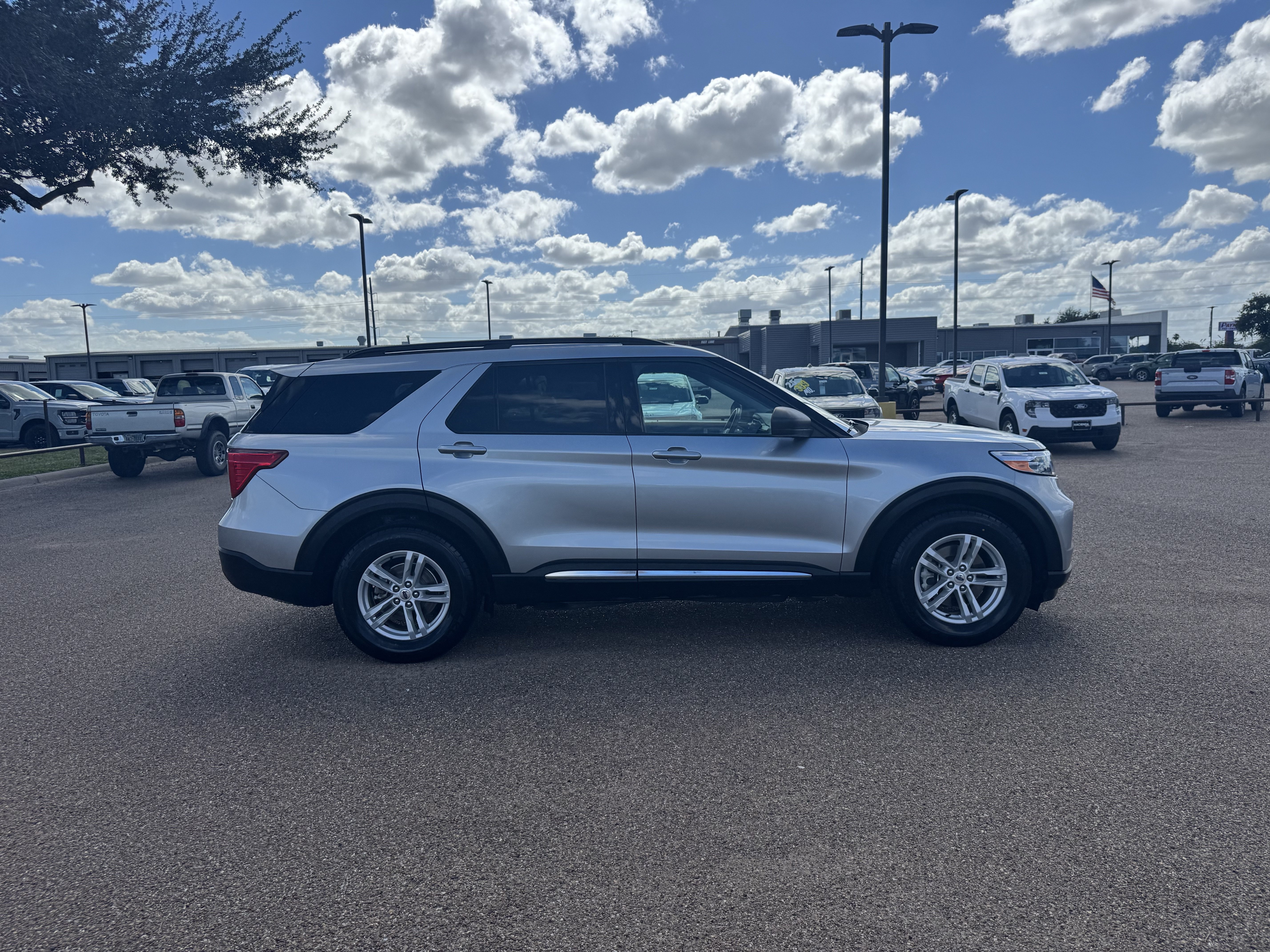 Used 2024 Ford Explorer XLT RWD image 4