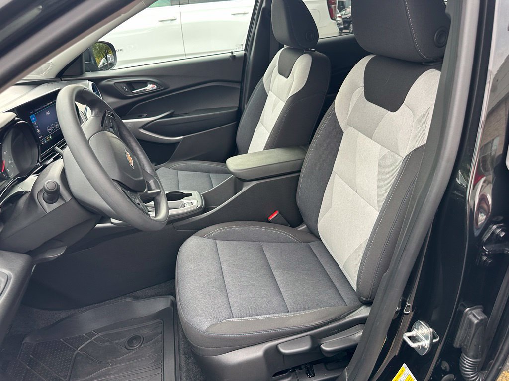 Used 2024 Chevrolet Trax LS w/ LS Convenience Package FWD image 18