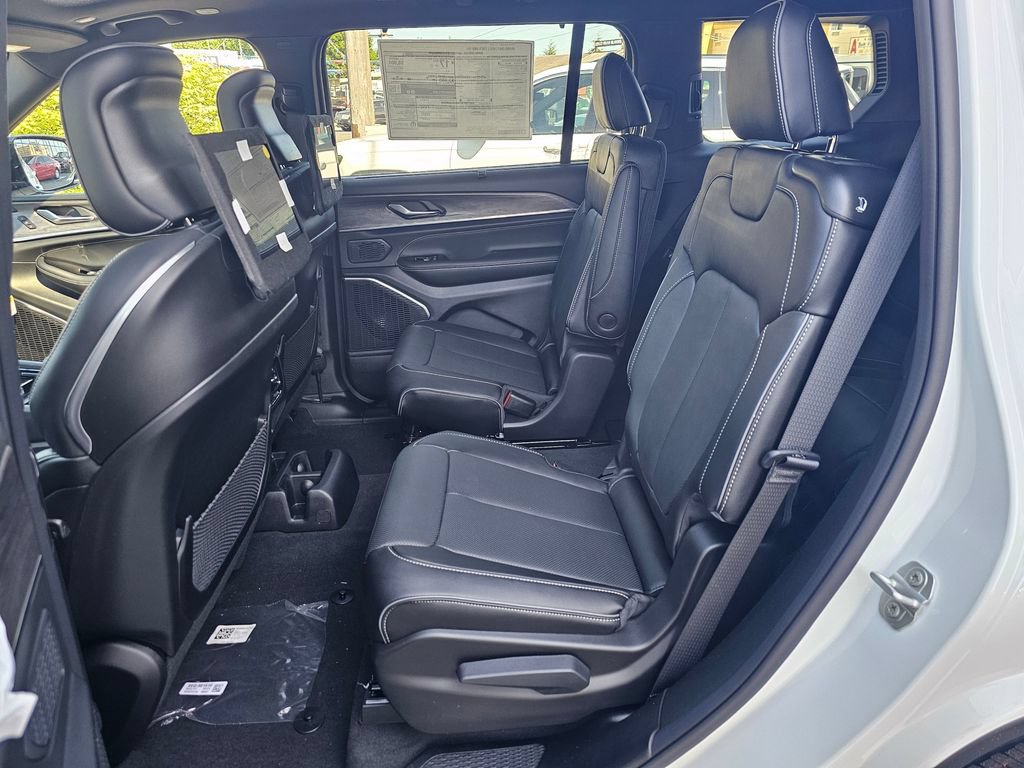 New 2024 Jeep Grand Cherokee L Overland w/ Advanced Protech Group III AWD/4WD image 17