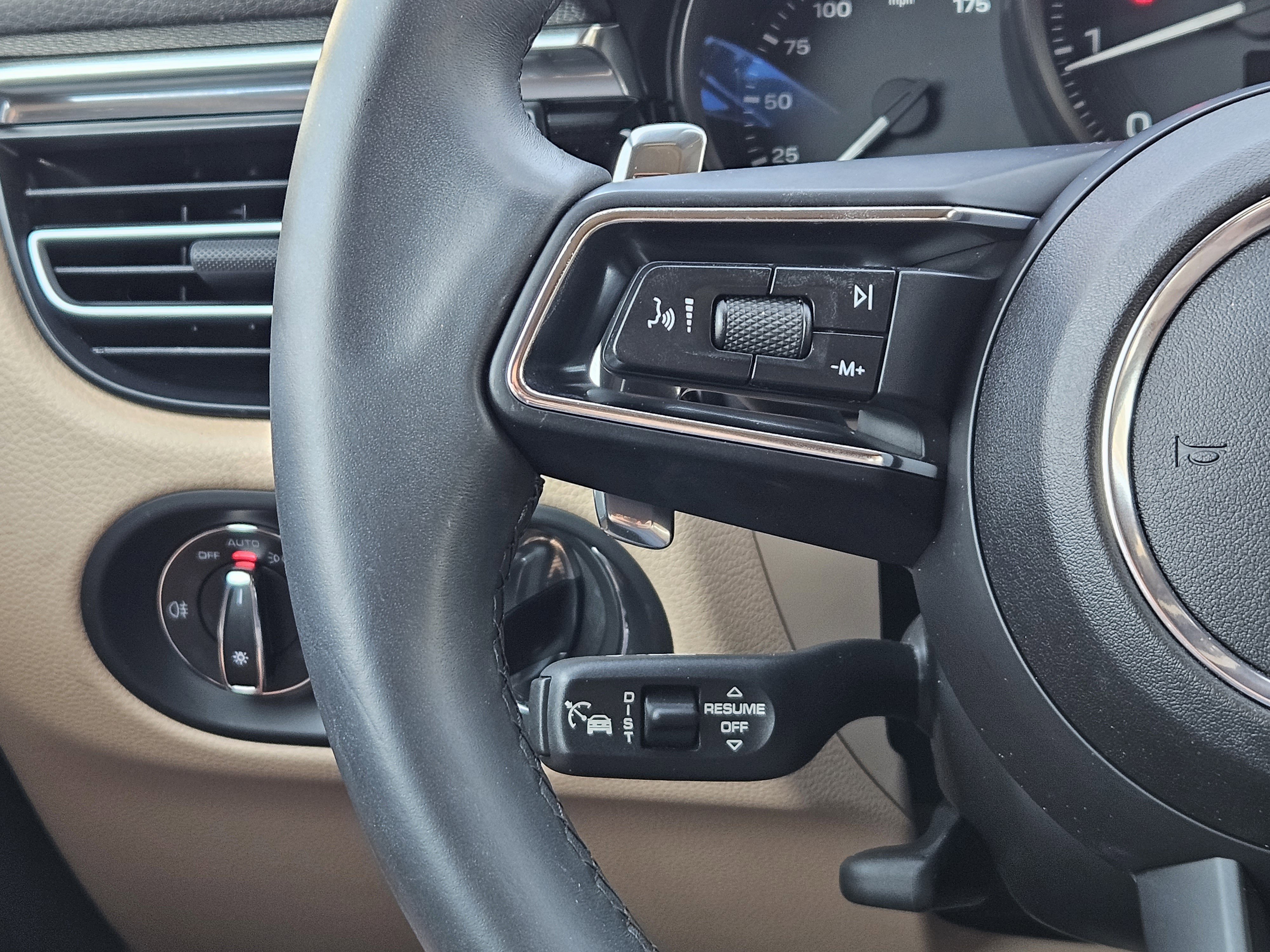 Certified 2025 Porsche Macan image 27