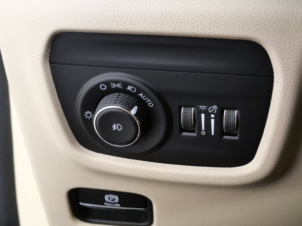 Used 2023 Jeep Grand Cherokee Limited w/ Luxury Tech Group II RWD image 22