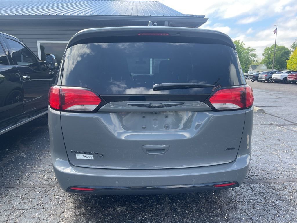 Used 2020 Chrysler Pacifica Touring-L w/ Premium Audio Group AWD/4WD image 4