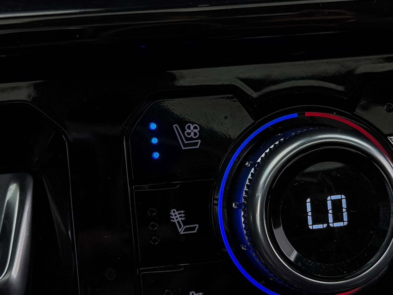 Used 2024 GMC Sierra 1500 AT4 w/ Technology Package image 8