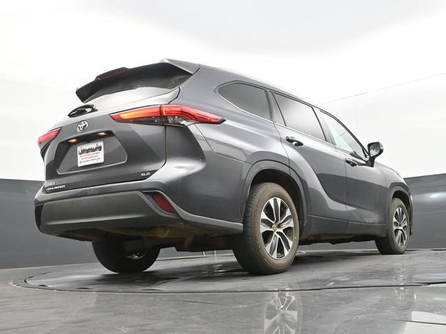 Used 2020 Toyota Highlander XLE FWD image 11