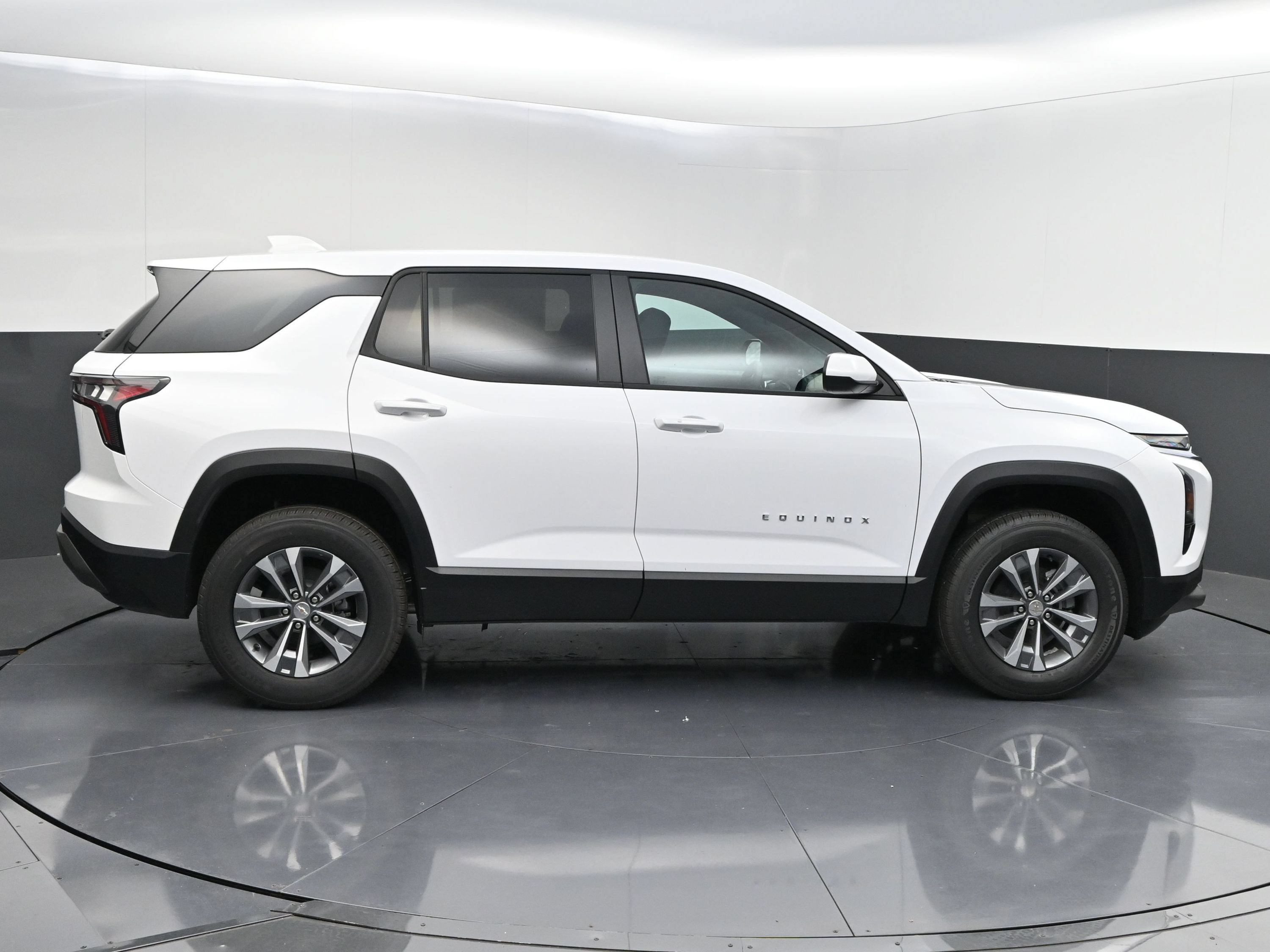 New 2027 Chevrolet Equinox LT w/ Convenience Package II FWD image 9