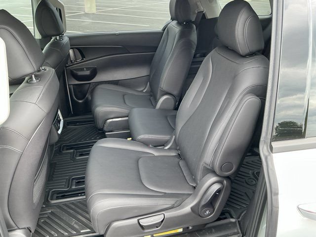 Used 2026 Kia Carnival SX w/ SX Dark Edition Package FWD image 13