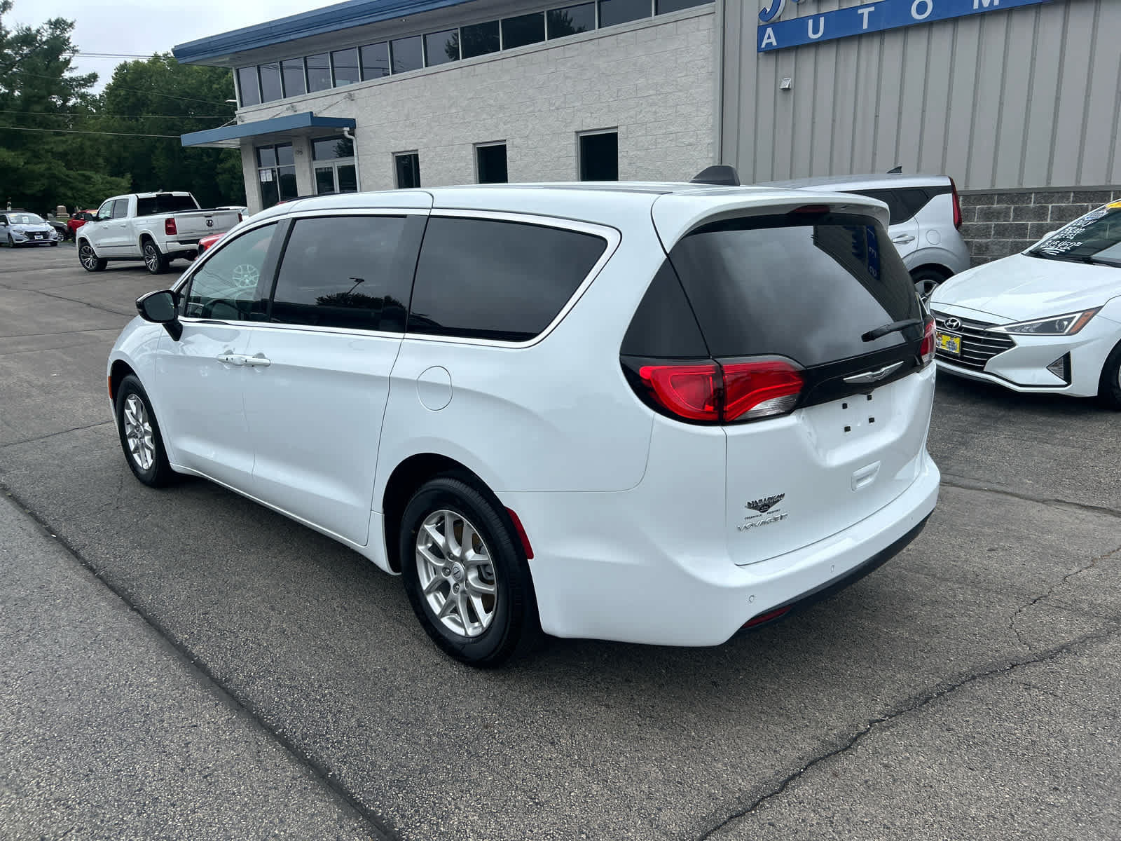 Used 2026 Chrysler Voyager LX FWD image 5