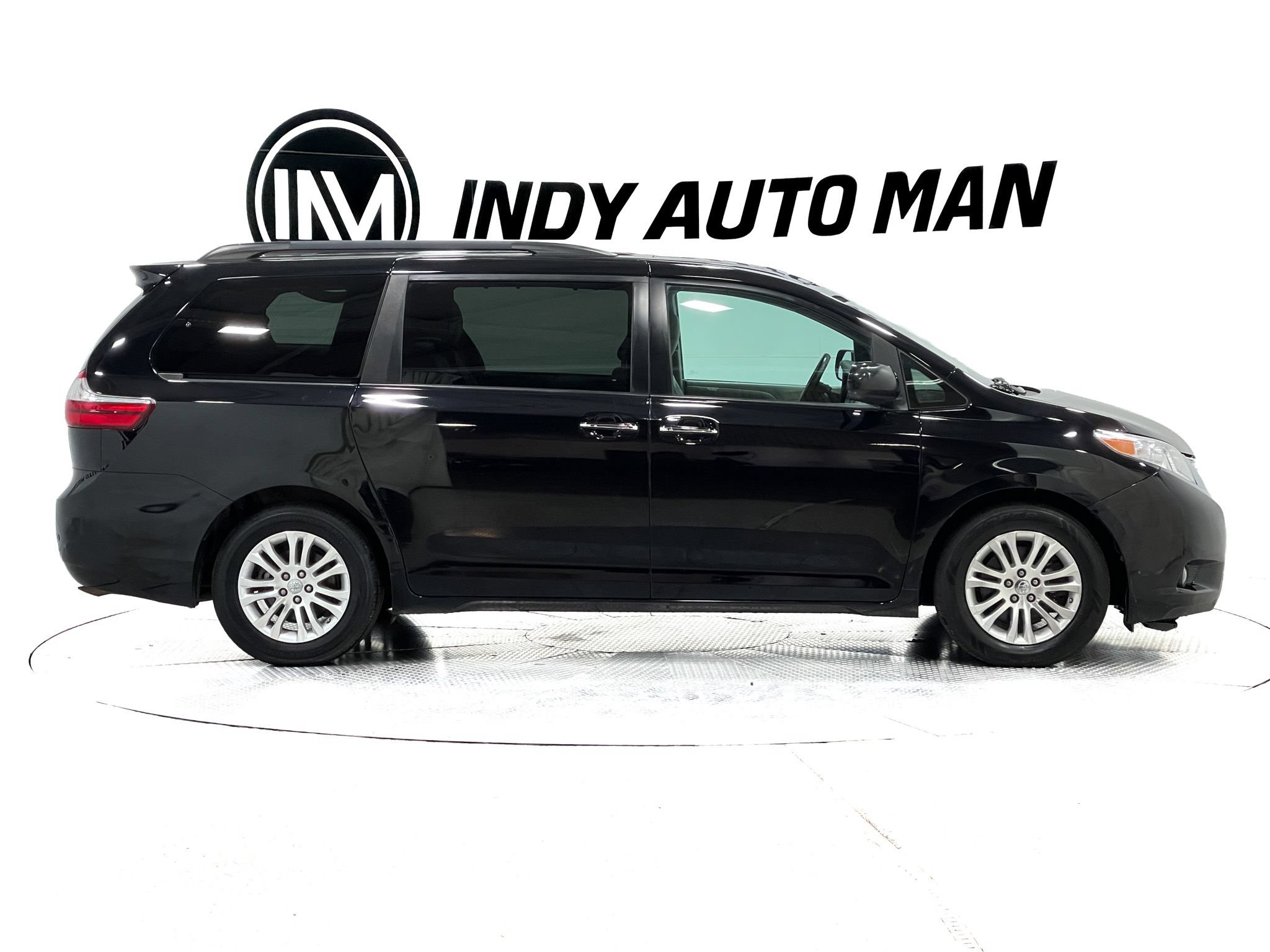 Used 2017 Toyota Sienna XLE w/ XLE Navigation Package FWD image 3