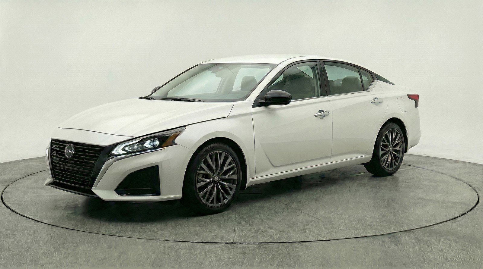 Used 2025 Nissan Altima 2.5 SV FWD image 3