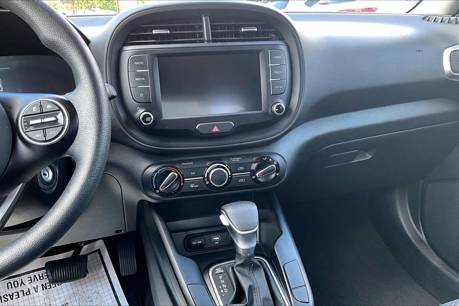 Used 2025 Kia Soul LX w/ LX Technology Package FWD image 9