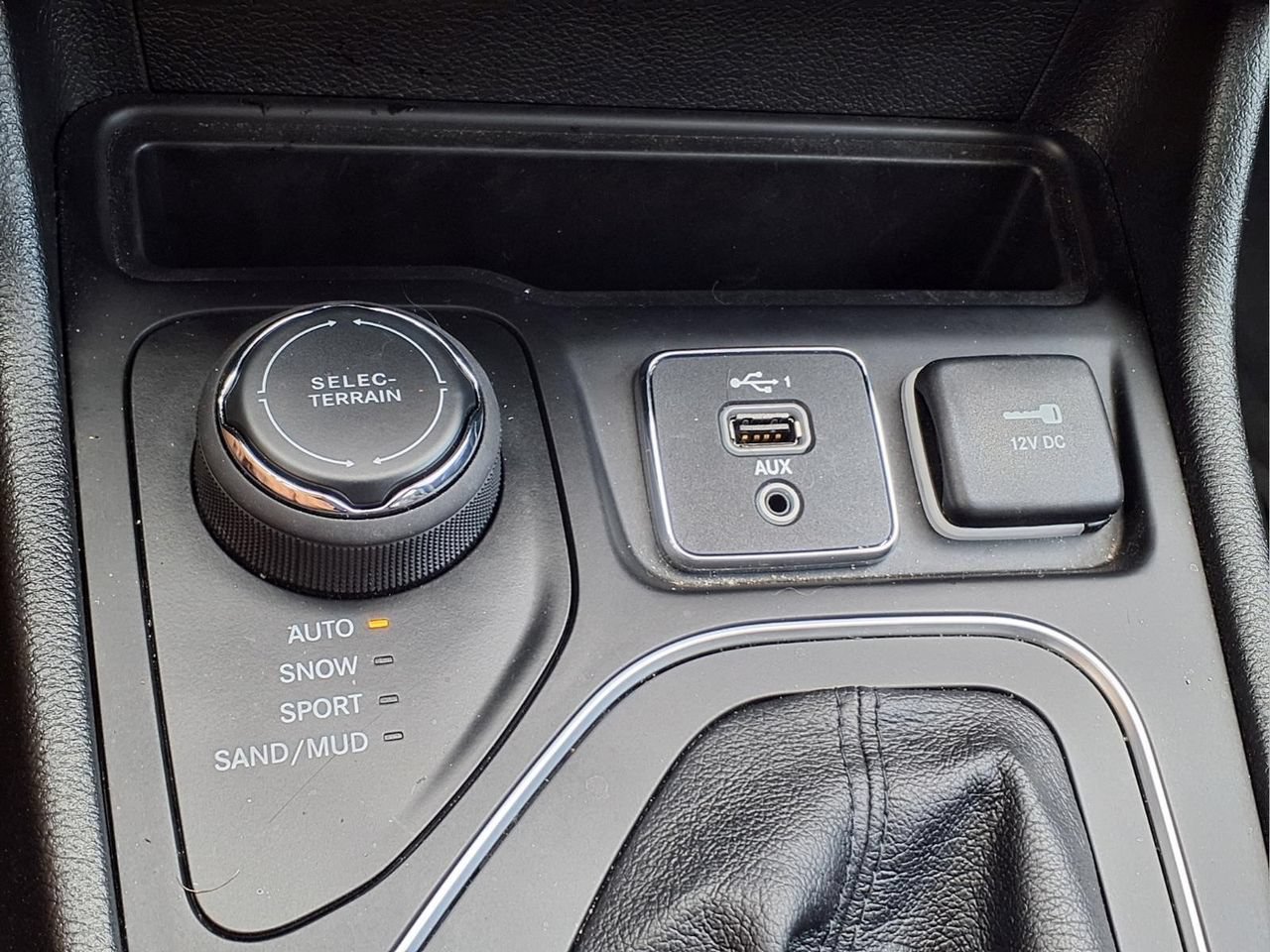 Used 2021 Jeep Cherokee Latitude Lux w/ Mopar Interior Package AWD/4WD image 17
