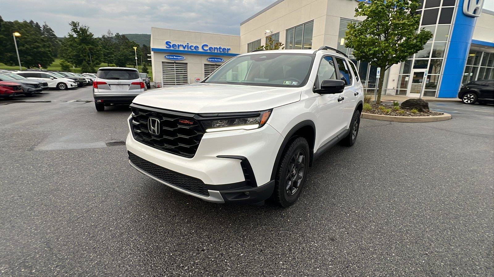 Used 2025 Honda Pilot TrailSport image 8