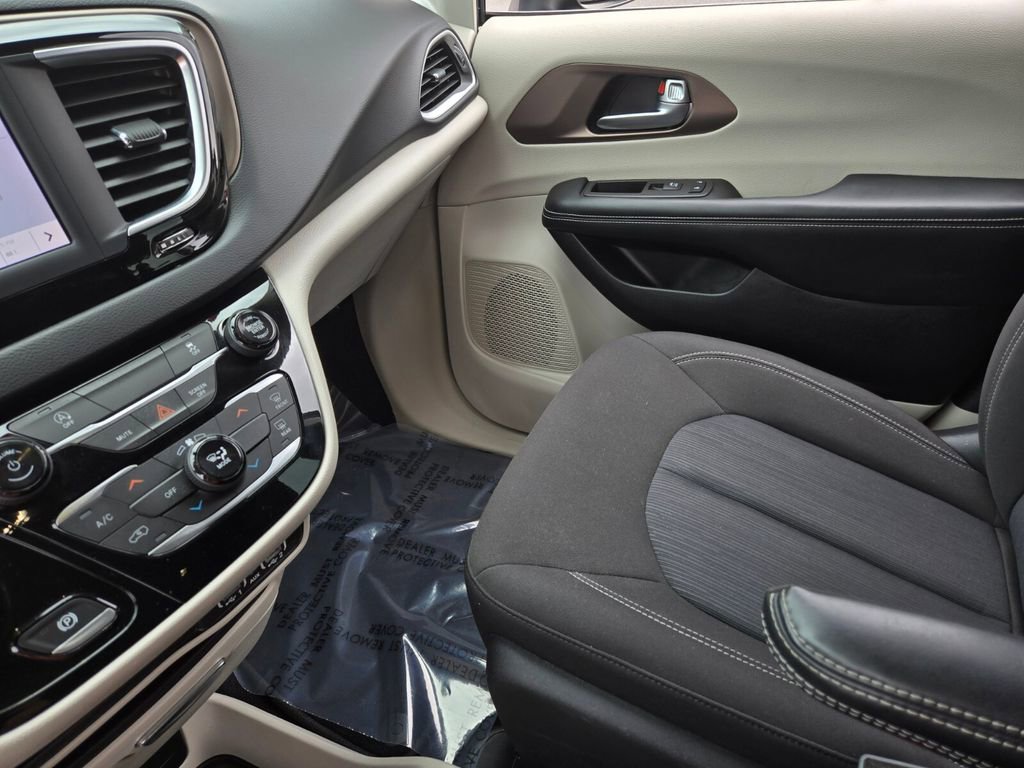 Used 2022 Chrysler Voyager LX image 28
