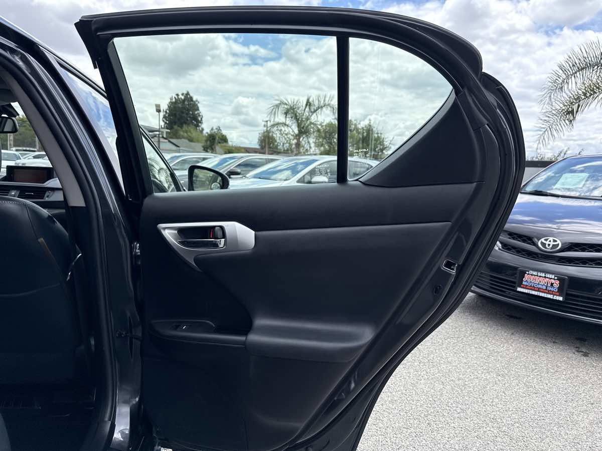 Used 2011 Lexus CT 200h Premium w/ Leather Pkg FWD image 19