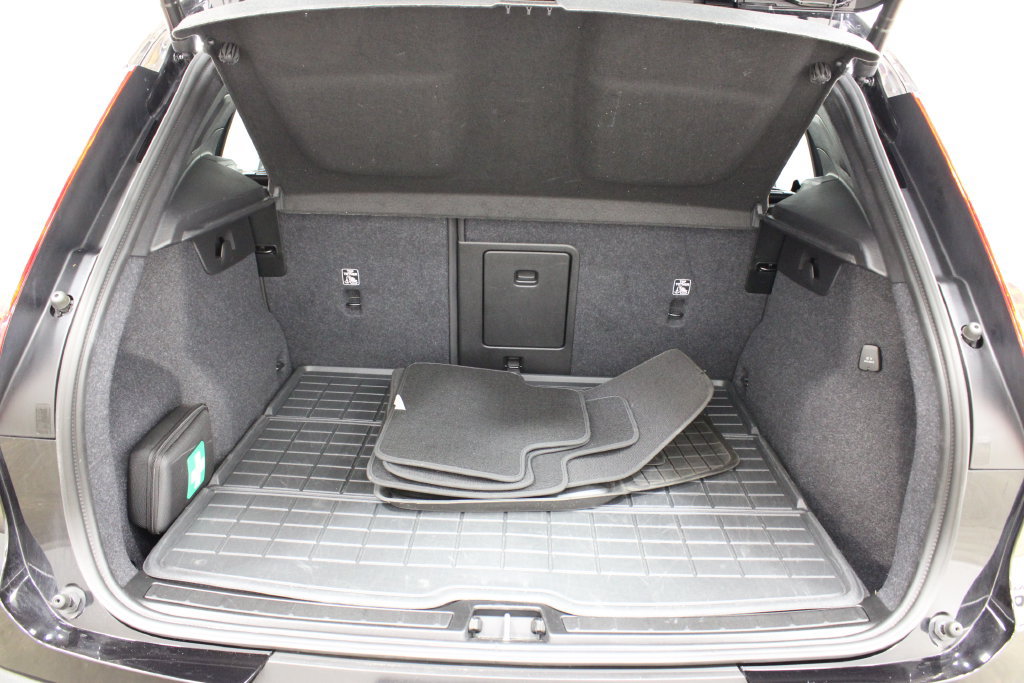 Certified 2026 Volvo XC40 B5 Plus AWD/4WD image 32