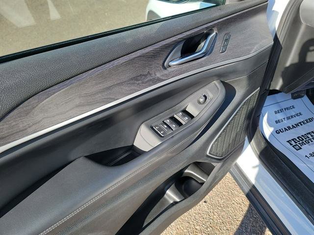 Used 2023 Jeep Grand Cherokee Limited image 13