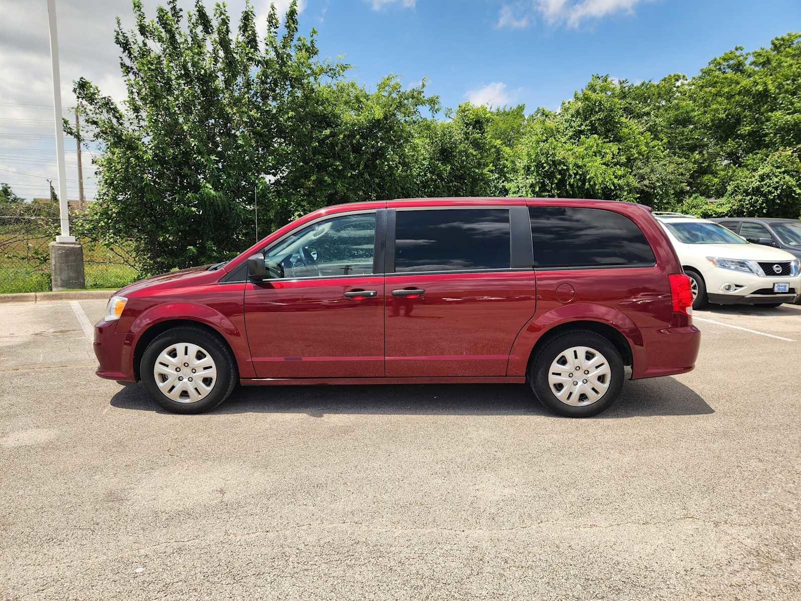 Used 2019 Dodge Grand Caravan SE w/ UConnect Hands-Free Group FWD image 4