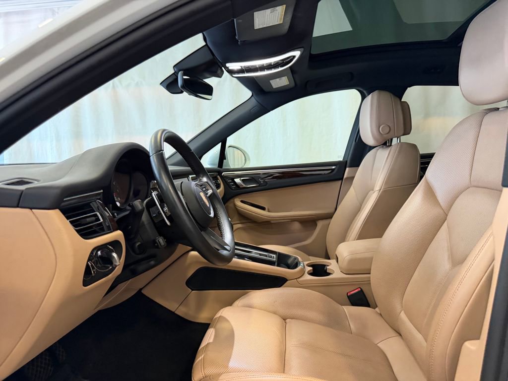 Certified 2023 Porsche Macan AWD/4WD image 5