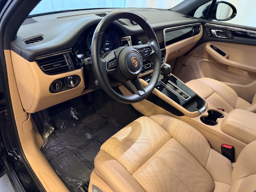 Certified 2024 Porsche Macan AWD/4WD image 4