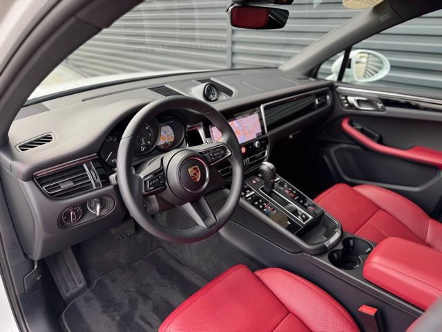 Certified 2025 Porsche Macan AWD/4WD image 4