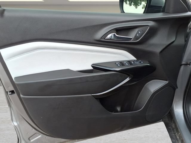 Used 2025 Chevrolet Trax LT w/ Driver Confidence Package FWD image 14