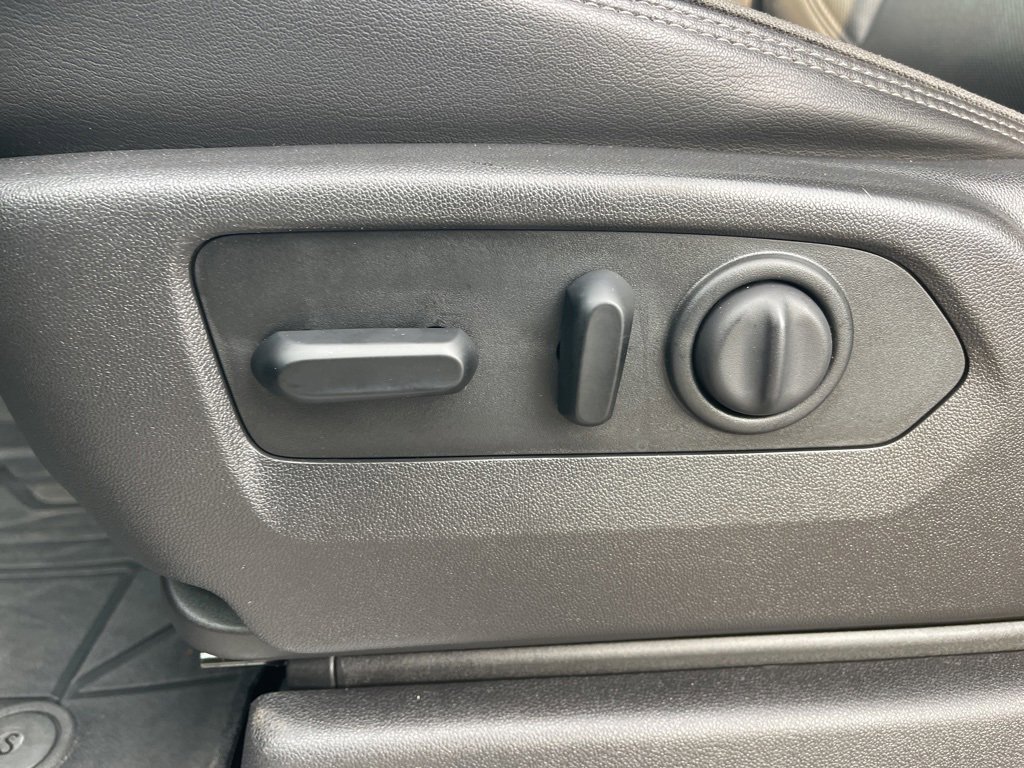 Used 2019 Chevrolet Silverado 1500 High Country w/ Technology Package image 12