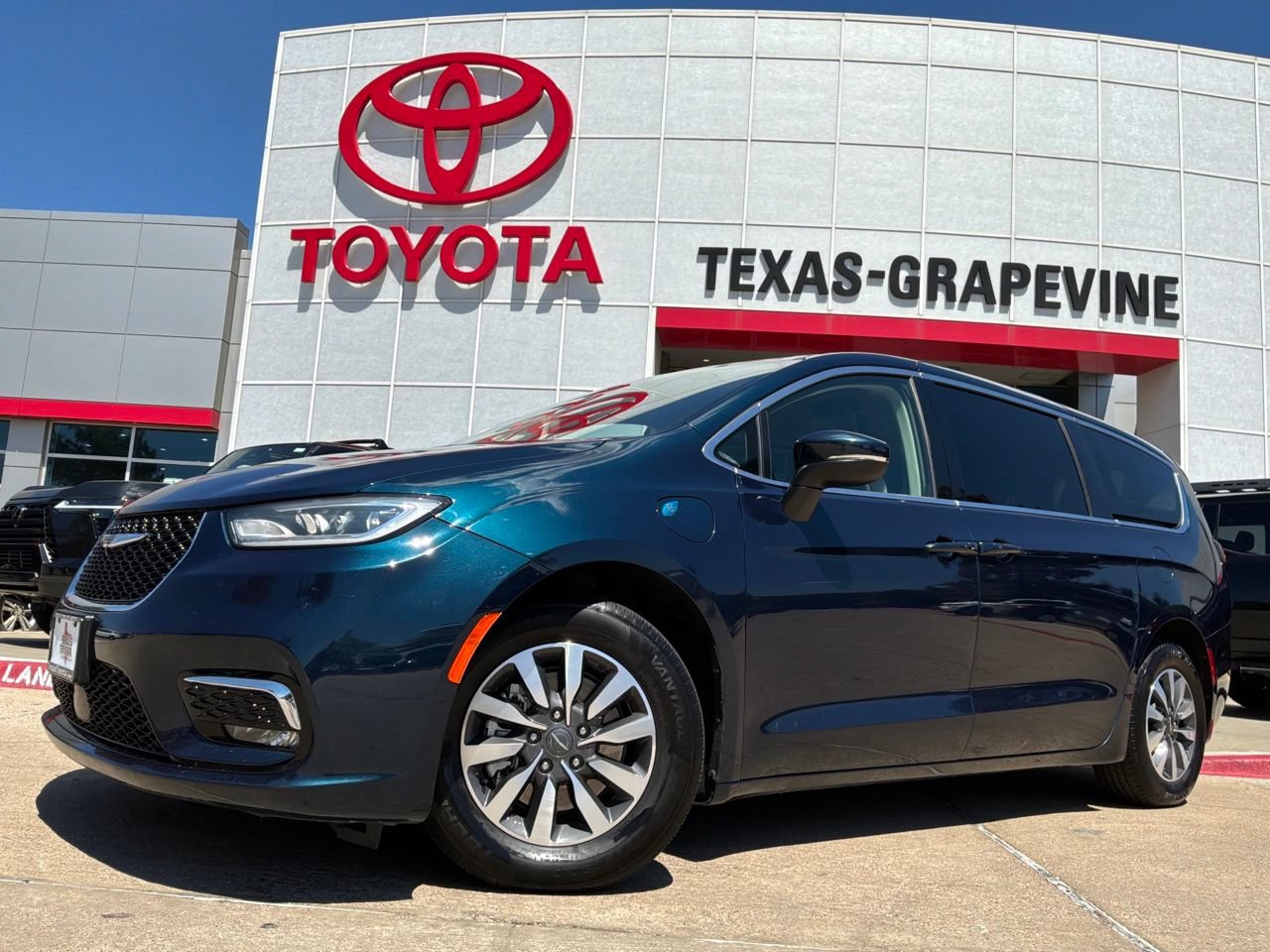 Used 2023 Chrysler Pacifica Touring-L FWD image 2