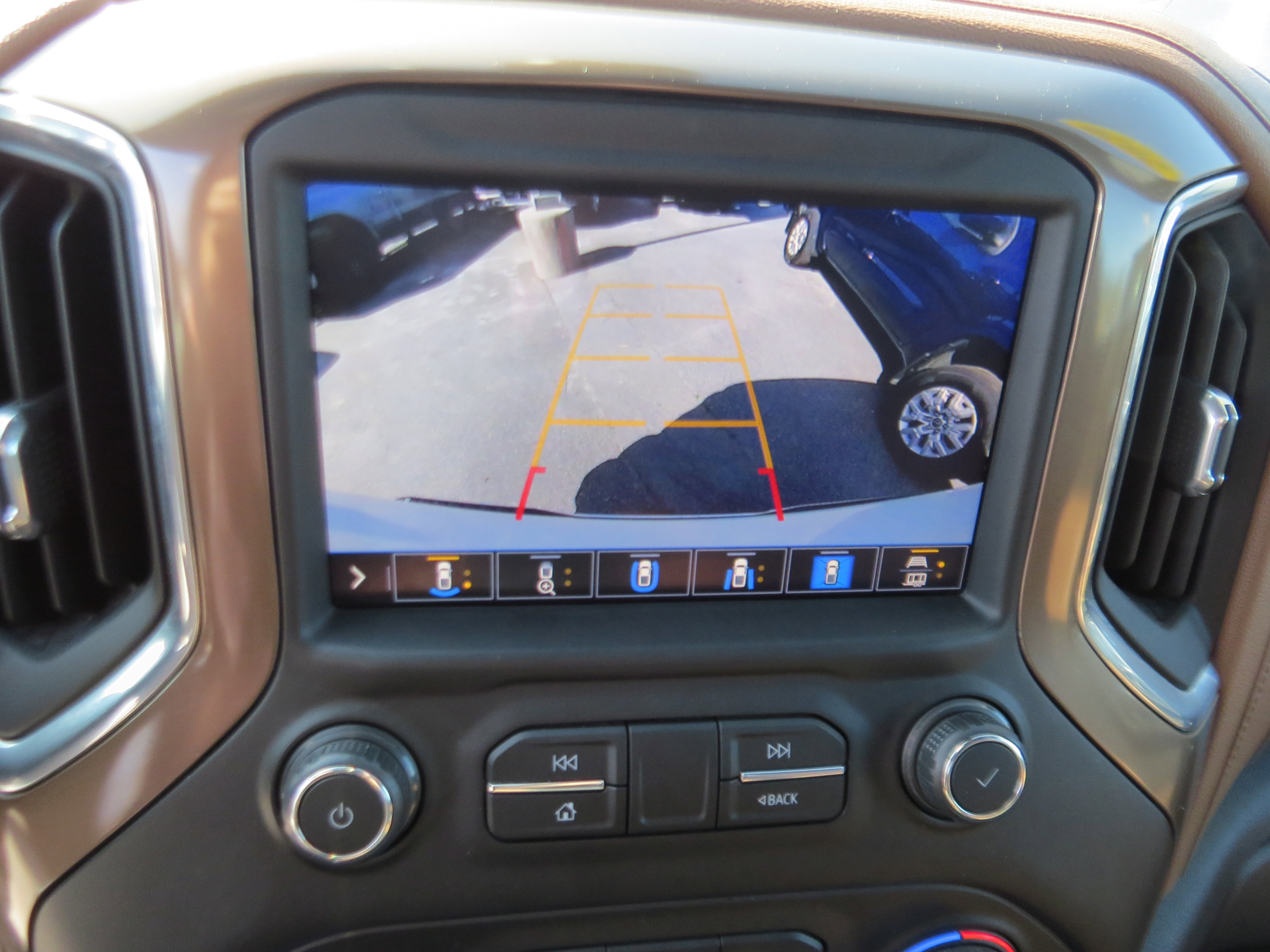 Used 2020 Chevrolet Silverado 1500 High Country w/ Technology Package AWD/4WD image 33