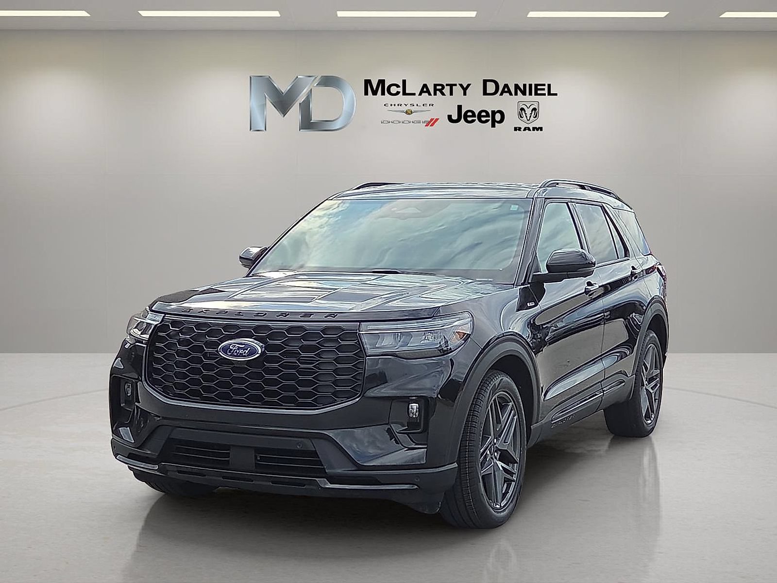 Used 2025 Ford Explorer ST-Line w/ ST-Line Street Pack AWD/4WD image 2