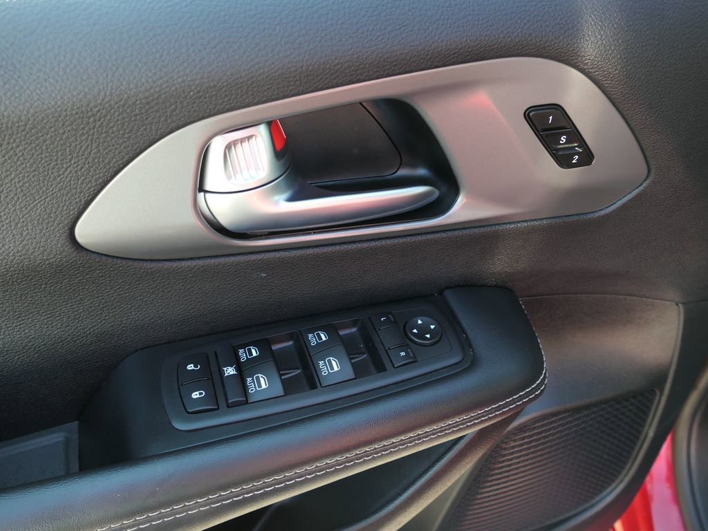 Used 2025 Chrysler Pacifica Select image 11