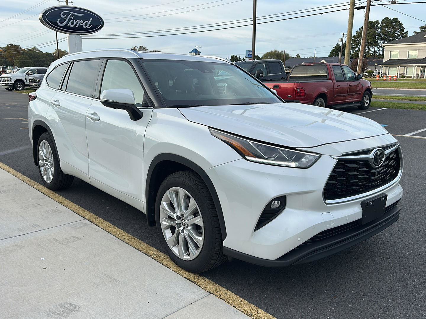 Used 2026 Toyota Highlander Limited AWD/4WD image 3