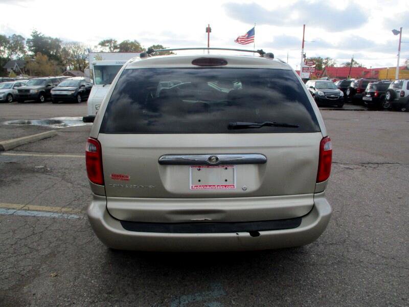 Used 2005 Chrysler Town & Country LX w/ Popular Equipment Group I image 5