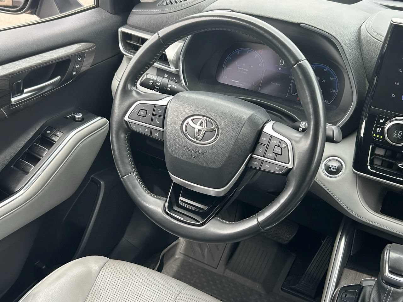 Used 2023 Toyota Highlander Platinum FWD image 21