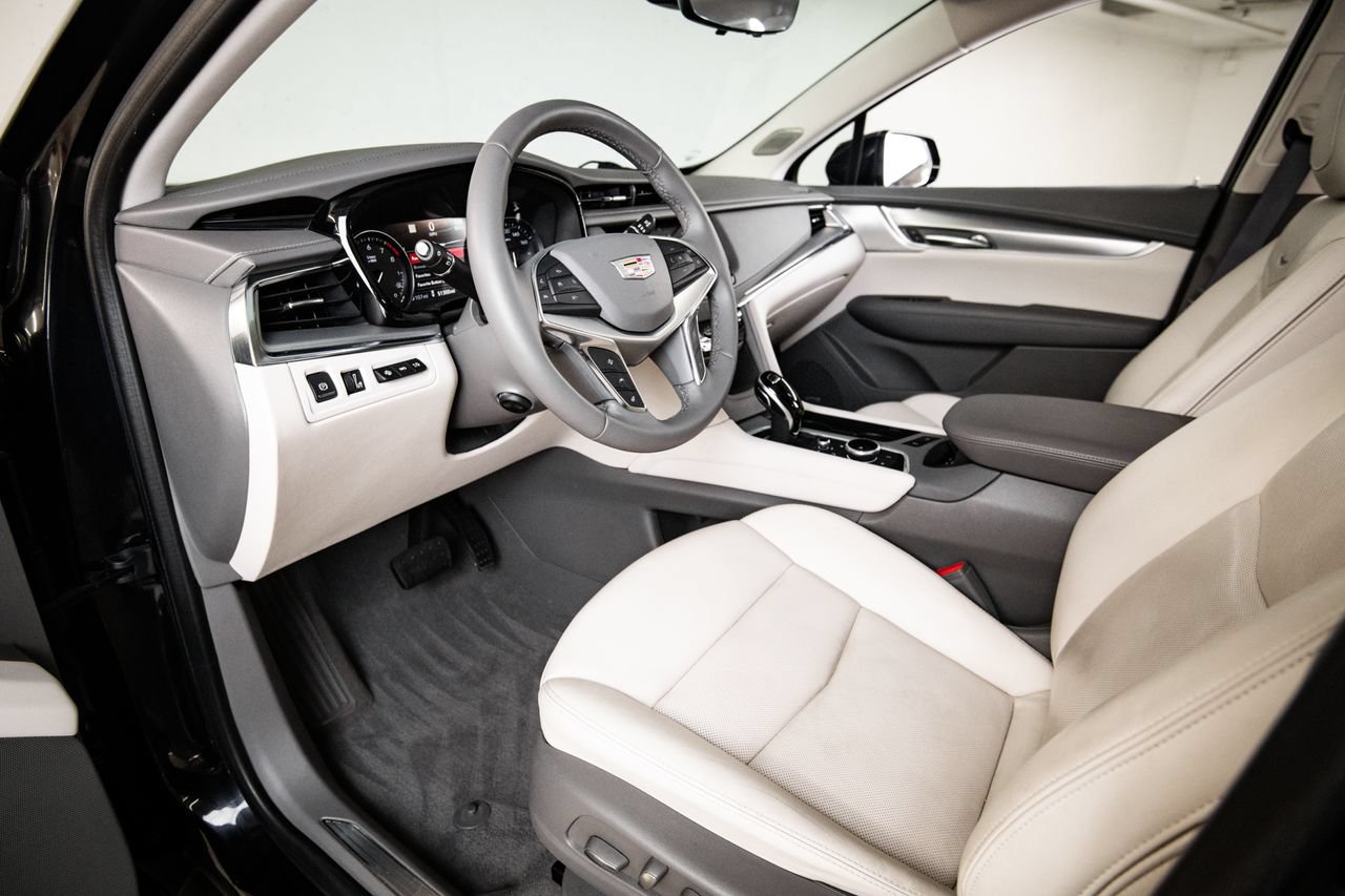 Used 2022 Cadillac XT5 Premium Luxury w/ Technology Package FWD image 4