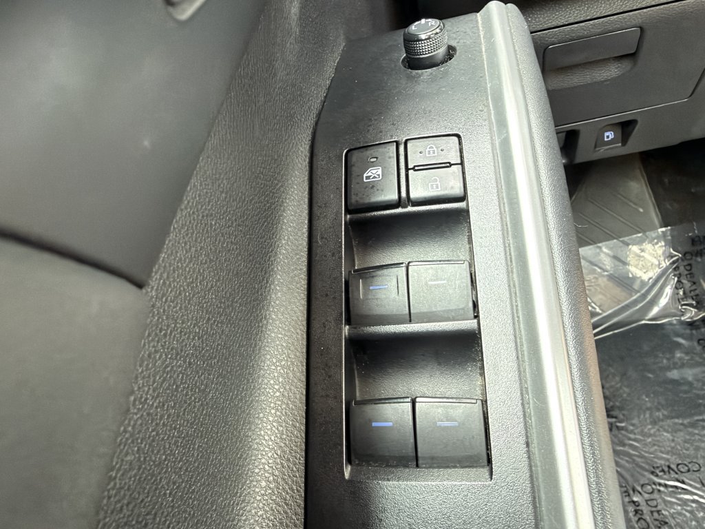 Used 2021 Toyota Highlander XLE AWD/4WD image 22
