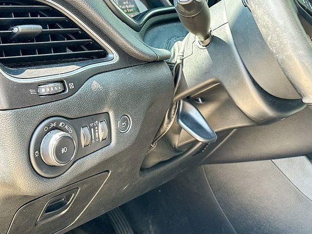 Used 2019 Jeep Cherokee Trailhawk image 11