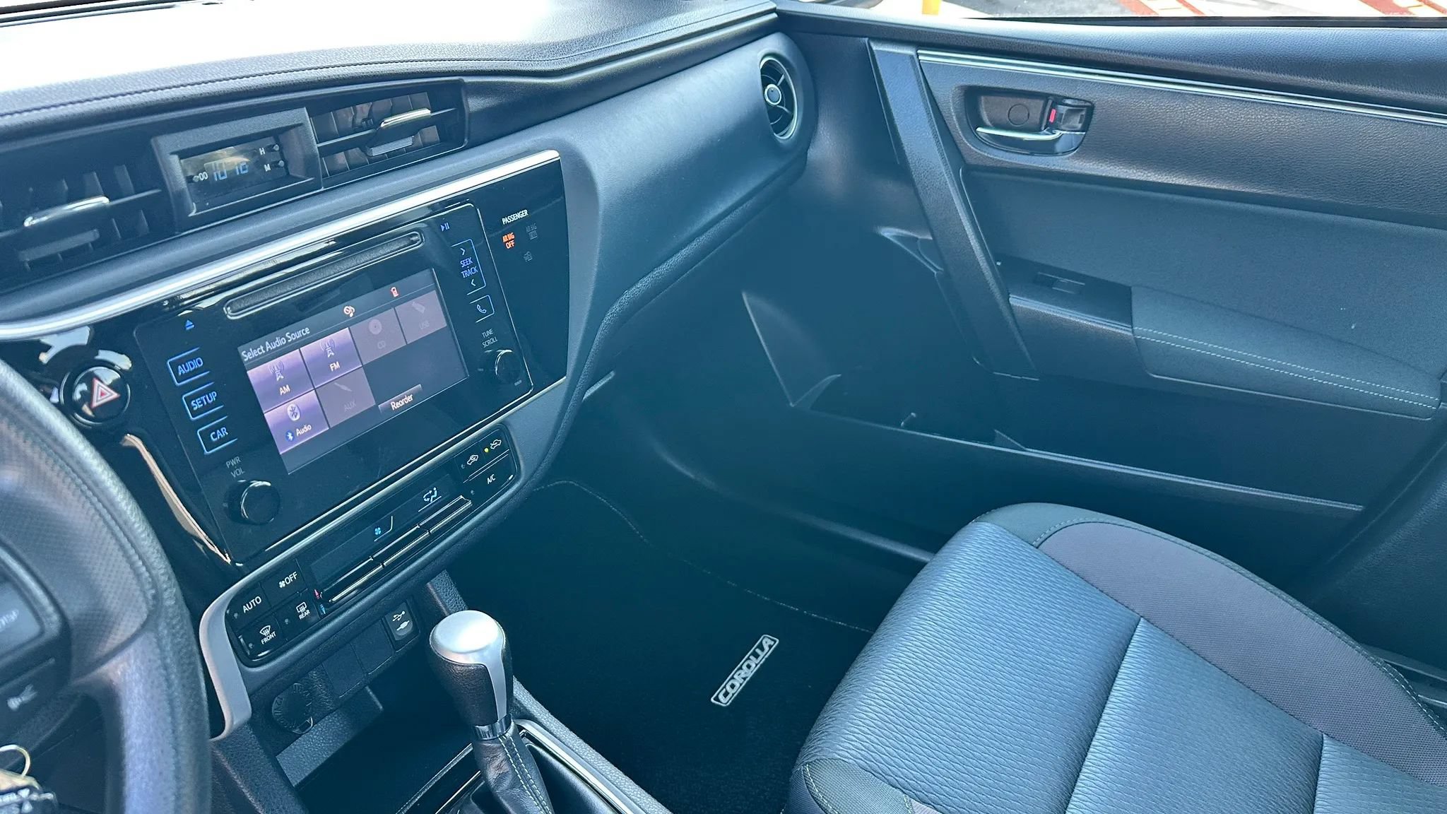 Used 2017 Toyota Corolla LE w/ Carpet Mat Package (TMS) FWD image 15