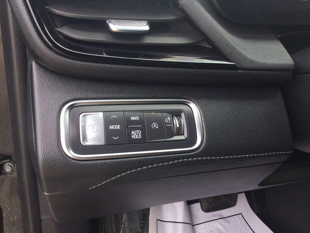 Used 2025 Buick Enclave Preferred AWD/4WD image 15