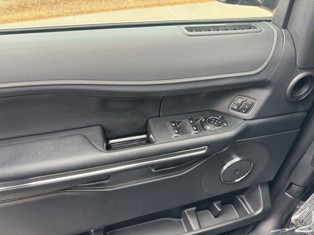Used 2024 Ford Expedition Max XLT image 12