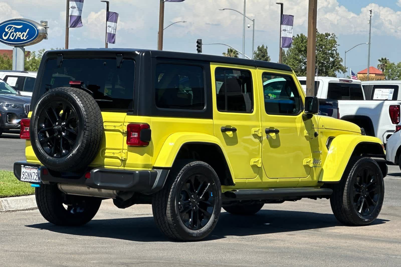 Used 2023 Jeep Wrangler Unlimited Sahara w/ Cold Weather Group AWD/4WD image 2