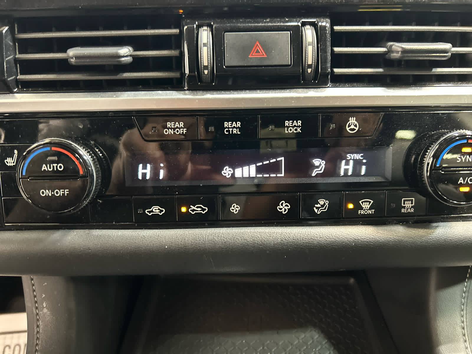Used 2024 Nissan Pathfinder SL AWD/4WD image 17