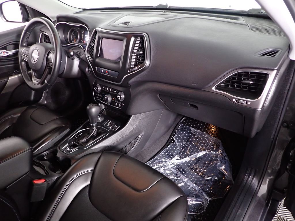 Used 2019 Jeep Cherokee Latitude Plus w/ Cold Weather Group AWD/4WD image 38